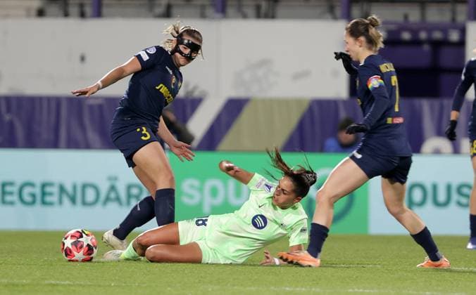 WOMEN SOCCER - UEFA CL, St.Poelten vs Barcelona VIENNA,AUSTRIA,21.NOV.24 - WOMEN SOCCER - UEFA Women s Champions League, group stage, SKN Sankt Poelten vs FC Barcelona, Barca Image shows Anna Johanning (St.Poelten), Francisca Nazareth (Barcelona) and Maria Mikolajova (St.Poelten).  GEPAxpictures xWalterxLuger