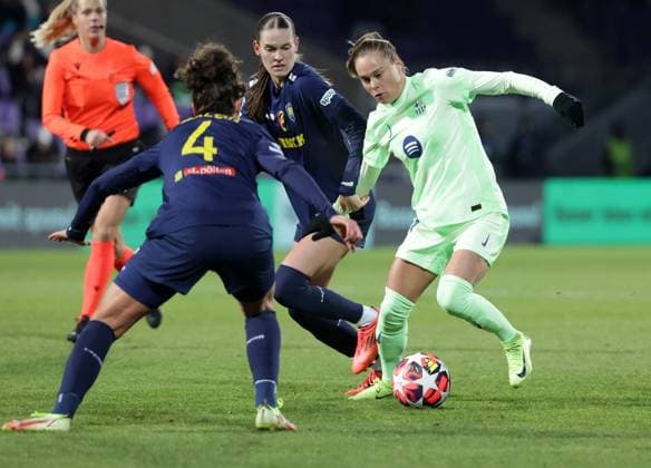 WOMEN SOCCER - UEFA CL, St.Poelten vs Barcelona VIENNA,AUSTRIA,21.NOV.24 - WOMEN SOCCER - UEFA Women s Champions League, group stage, SKN Sankt Poelten vs FC Barcelona, Barca Image shows Leonarda Balog, Valentina Maedl (St.Poelten) and Ewa Pajor (Barcelona).  GEPAxpictures xWalterxLuger