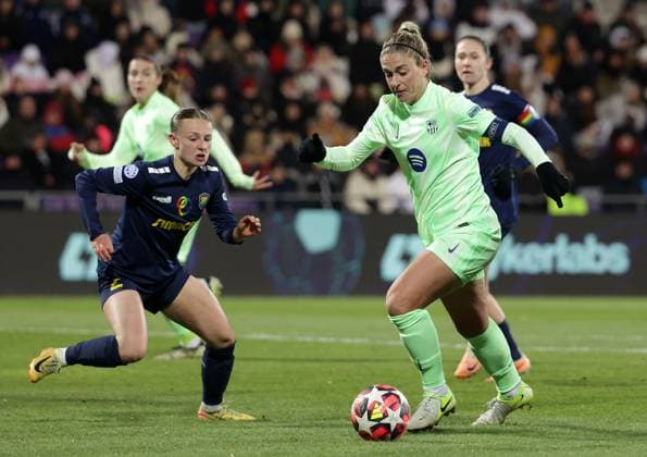 WOMEN SOCCER - UEFA CL, St.Poelten vs Barcelona VIENNA,AUSTRIA,21.NOV.24 - WOMEN SOCCER - UEFA Women s Champions League, group stage, SKN Sankt Poelten vs FC Barcelona, Barca Image shows Chiara Dangelo (St.Poelten) and Alexia Putellas (Barcelona).  GEPAxpictures xWalterxLuger