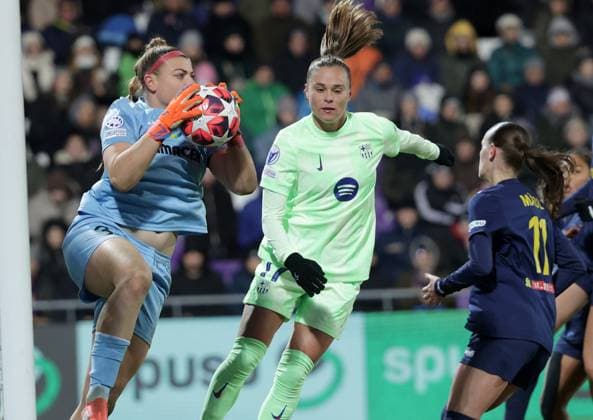 WOMEN SOCCER - UEFA CL, St.Poelten vs Barcelona VIENNA,AUSTRIA,21.NOV.24 - WOMEN SOCCER - UEFA Women s Champions League, group stage, SKN Sankt Poelten vs FC Barcelona, Barca Image shows Carina Schlueter (St.Poelten), Ewa Pajor (Barcelona) and Valentina Maedl (St.Poelten).  GEPAxpictures xWalterxLuger
