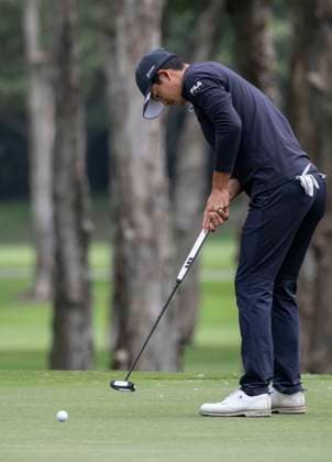 November 22, 2024, Hong Kong, Hong Kong Sar, China: Link Hong Kong Open Golf Hong Kongs Taichi Kho on the leaderboard during the 2nd round of the Asian Tour event. Hong Kong China - ZUMAr144 20241122_zap_r144_022 Copyright: xJaynexRussellx