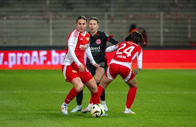 Soccer, Women, Season 2024 2025, DFB Cup Round of 16 , 1 FC Union Berlin Eintracht Frankfurt, f l Antonia Halverkamps 1 FC Union , Barbara Dunst Eintracht Frankfurt , Fatma Sakar 1 FC Union , 22 11 2024, Copyright: xMatthiasxKochx