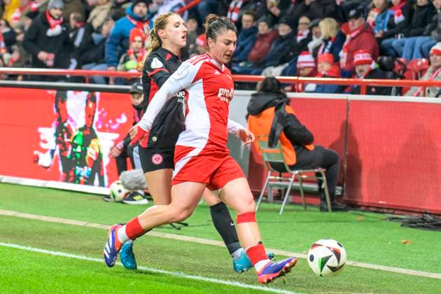 GER, Berlin, Soccer, Women, DFB Cup Round of 16, 1 FC Union Berlin vs Eintracht Frankfurt Bundesliga, Soccer, DFB, Season 2024 2025, Alte Foersterei, pictured from l Lara Prasnikar Frankfurt, 30 , Eleni Markou Union Berlin, 22 , duel, action, fight, fights for the ball, DFB DFL REGULATIONS PROHIBIT ANY USE OF PHOTOGRAPHS AS IMAGE SEQUENCES AND OR QUASI VIDEO, 22 11 2024, Copyright: HMBxMedia UwexKoch