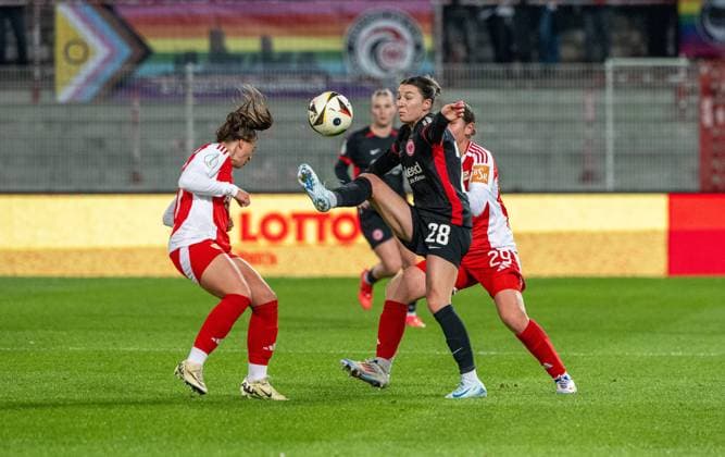 Soccer, Women, Season 2024 2025, DFB Cup Round of 16 , 1 FC Union Berlin Eintracht Frankfurt, f l Korina Janez 1 FC Union , Barbara Dunst Eintracht Frankfurt , Antonia Halverkamps 1 FC Union , 22 11 2024, Copyright: xMatthiasxKochx