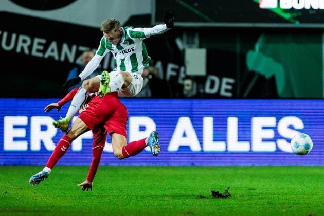 2 Soccer Bundesliga, Preußen Münster 1 FC Köln 22 11 2024 duel Timo Hübers 1 FC Köln, 4 , Joshua Mees Preußen Münster, 8 injury to Hübers 2 Soccer Bundesliga, Preußen Münster 1 FC Köln, Münster, Preussenstadion on 22 11 2024 DFL REGULATIONS PROHIBIT ANY USE OF PHOTOGRAPHS AS IMAGE SEQUENCES AND OR QUASI VIDEO Copyright: xBEAUTIFULxSPORTS Wunderlx