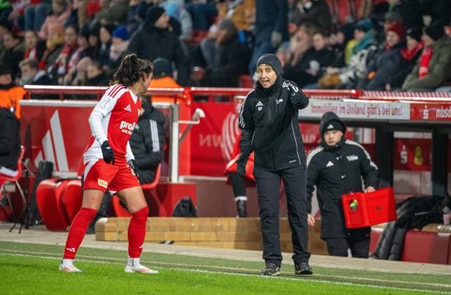 Soccer, Women, Season 2024 2025, DFB Cup Round of 16 , 1 FC Union Berlin Eintracht Frankfurt, f l Fatma Sakar 1 FC Union , Coach Ailien Poese 1 FC Union , 22 11 2024, Copyright: xMatthiasxKochx