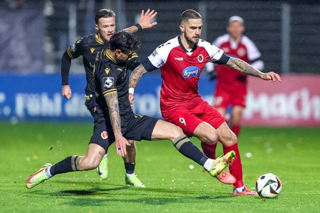 22 11 2024, Football, FC Viktoria Köln Energie Cottbus, 3 Liga, Sportpark Höhenberg, Matchday 15, Season 2024 2025, Edgar Kaizer Cottbus 15 in duel against Lex Tyger Lobinger Viktoria Köln 9 DFB regulations prohibit any use of photographs as image sequences and or quasi video Nordrhein Westfalen Germany