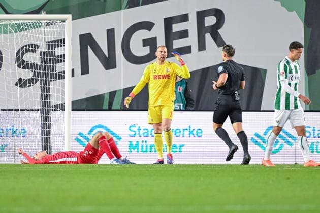 22 11 2024, Football, 2 Bundesliga, Matchday 13 Season 2024 2025, Preußen Münster 1 FC Köln, Timo Hübers 1 FC Köln lies on the ground and goalkeeper Marvin Schwäbe 1 FC Köln gets upset xRHR PHOTO TKx Copyright: RHR-FOTOx RHR-FOTO TK