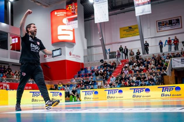 22 11 2024, Volleyball, Women, DVV Cup, Season 2024 2025, SC Potsdam Allianz MTV Stuttgart In the picture from l Coach Riccardo Boieri SC Potsdam Potsdam MBS Arena Potsdam Brandenburg Germany