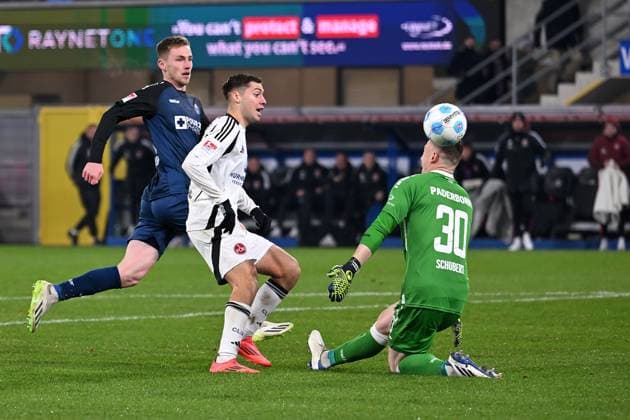 Paderborn, Home Deluxe Arena, 22 11 24, GER, Herren, 2 Bundesliga, Saison 2024 2025, SC Paderborn 07 1 FC Nuernberg Bild Stefanos TZIMAS Nuernberg macht das Tor zum 1 2 Only for editorial use DFL regulations prohibit any use of photographs as image sequences and or quasi video NRW Germany