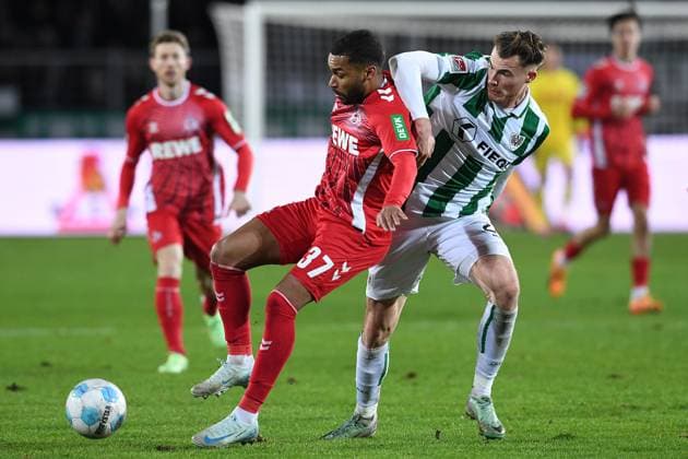 Soccer 2 Bundesliga 13 Matchday SC Preußen Münster 1 FC Köln on 22 11 2024 at the Preußenstadion in Münster Linton Maina Köln , left Niko Koulis Münster , right DFL regulations prohibit any use of photographs as image sequences and or quasi video xRx