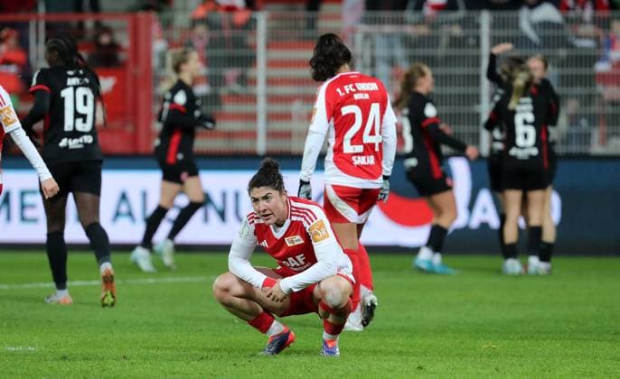 Eleni Markou disappointed after 0 2, Frankfurt cheering at the back Disappointment Sport Football Soccer Women Women DFB Cup Round of 16 Season 2024 2025 22 11 2024 1 FC Union Berlin vs SG Eintracht Frankfurt SGE DFL regulations prohibit any use of photographs as image sequences and or quasi video