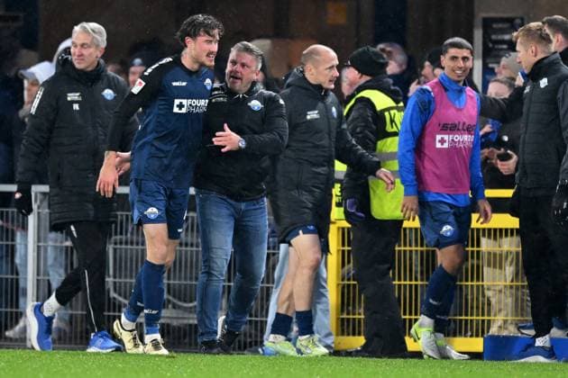 Paderborn, Home Deluxe Arena, 22 11 24, GER, Men, 2 Bundesliga, Season 2024 2025, SC Paderborn 07 1 FC Nuernberg Picture Calvin BRACKELMANN Paderborn cheers after his goal for 3 2 with coach Lukas KWASNIOK Paderborn Only for editorial use DFL regulations prohibit any use of photographs as image sequences and or quasi video NRW Germany