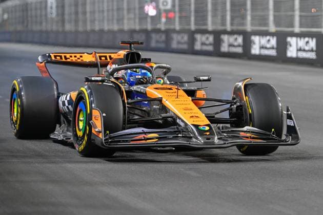 LAS VEGAS, NV - NOVEMBER 21: McLaren Formula 1 Team driver Oscar Piastri (81) of Australia enters turn 14 during free practice 2 of the Formula 1 Heineken Las Vegas Grand Prix on November 21, 2024, at the Las Vegas Street Circuit in Las Vegas, Nevada. (Photo by Ken Murray Icon Sportswire) AUTO: NOV 21 F1 Heineken Silver Las Vegas Grand Prix EDITORIAL USE ONLY Icon241121149