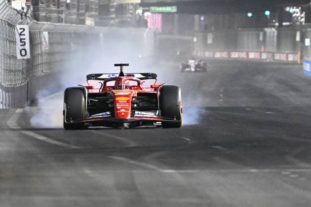 LAS VEGAS, NV - NOVEMBER 21: Scuderia Ferrari driver Carlos Sainz (55) of Spain brakes hard before entering turn 14 during free practice 2 of the Formula 1 Heineken Las Vegas Grand Prix on November 21, 2024, at the Las Vegas Street Circuit in Las Vegas, Nevada. (Photo by Ken Murray Icon Sportswire) AUTO: NOV 21 F1 Heineken Silver Las Vegas Grand Prix EDITORIAL USE ONLY Icon241121192