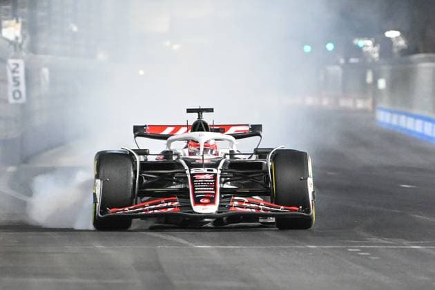 LAS VEGAS, NV - NOVEMBER 21: MoneyGram HAAS F1 Team driver Kevin Magnussen (20) of Denmark brakes hard before entering turn 14 during free practice 2 of the Formula 1 Heineken Las Vegas Grand Prix on November 21, 2024, at the Las Vegas Street Circuit in Las Vegas, Nevada. (Photo by Ken Murray Icon Sportswire) AUTO: NOV 21 F1 Heineken Silver Las Vegas Grand Prix EDITORIAL USE ONLY Icon241121194