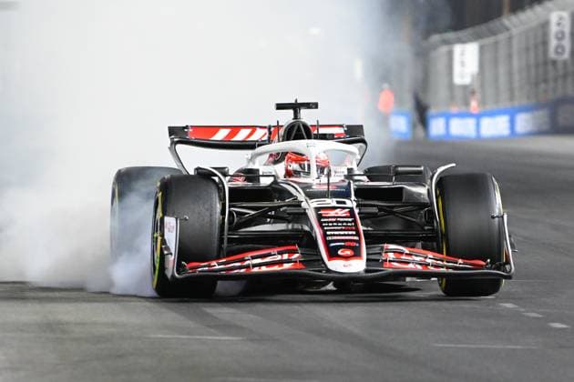 LAS VEGAS, NV - NOVEMBER 21: MoneyGram HAAS F1 Team driver Kevin Magnussen (20) of Denmark brakes hard before entering turn 14 during free practice 2 of the Formula 1 Heineken Las Vegas Grand Prix on November 21, 2024, at the Las Vegas Street Circuit in Las Vegas, Nevada. (Photo by Ken Murray Icon Sportswire) AUTO: NOV 21 F1 Heineken Silver Las Vegas Grand Prix EDITORIAL USE ONLY Icon241121196