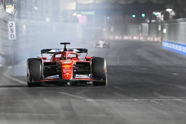 LAS VEGAS, NV - NOVEMBER 21: Scuderia Ferrari driver Carlos Sainz (55) of Spain brakes hard before entering turn 14 during free practice 2 of the Formula 1 Heineken Las Vegas Grand Prix on November 21, 2024, at the Las Vegas Street Circuit in Las Vegas, Nevada. (Photo by Ken Murray Icon Sportswire) AUTO: NOV 21 F1 Heineken Silver Las Vegas Grand Prix EDITORIAL USE ONLY Icon241121193