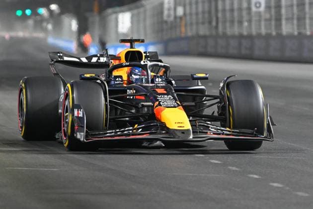 LAS VEGAS, NV - NOVEMBER 21: Oracle Red Bull Racing driver Max Verstappen (1) of the Netherlands enters turn 14 during free practice 2 of the Formula 1 Heineken Las Vegas Grand Prix on November 21, 2024, at the Las Vegas Street Circuit in Las Vegas, Nevada. (Photo by Ken Murray Icon Sportswire) AUTO: NOV 21 F1 Heineken Silver Las Vegas Grand Prix EDITORIAL USE ONLY Icon241121232