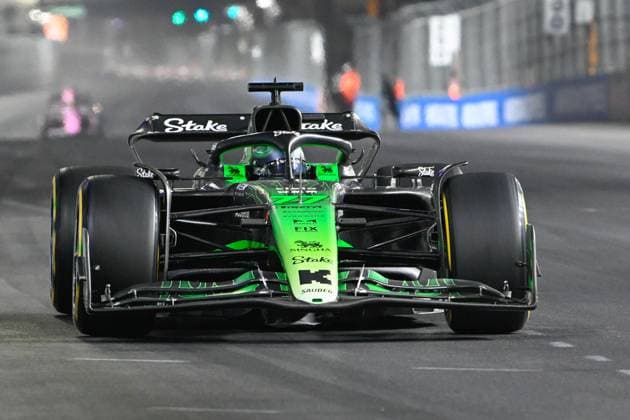 LAS VEGAS, NV - NOVEMBER 21: Stake F1 Team Kick Sauber driver Vaitteri Bottas (77) of Finland races down Las Vegas Blvd during free practice 2 of the Formula 1 Heineken Las Vegas Grand Prix on November 21, 2024, at the Las Vegas Street Circuit in Las Vegas, Nevada. (Photo by Ken Murray Icon Sportswire) AUTO: NOV 21 F1 Heineken Silver Las Vegas Grand Prix EDITORIAL USE ONLY Icon241121234