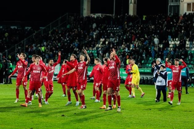2 Soccer Bundesliga, Preußen Münster 1 FC Köln 22 11 2024 The players of 1 FC Köln celebrate the victory with the fans Eric Martel 1 FC Köln, 6 with captains armband 2 Soccer Bundesliga, Preußen Münster 1 FC Köln, Münster, Preussenstadion on 22 11 2024 DFL REGULATIONS PROHIBIT ANY USE OF PHOTOGRAPHS AS IMAGE SEQUENCES AND OR QUASI VIDEO Copyright: xBEAUTIFULxSPORTS Wunderlx