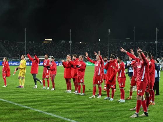 Spieler Koeln cheering, jubilating, celebrating during the 2 Bundesliga match between Preußen Münster and 1 FC Köln at Preußenstadion on November 22, 2024 in Münster, Germany Photo by Ralf Treese DeFodi Images Spieler Koeln celebrate, celebrates, celebrating during the 2 Bundesliga match between Preußen Münster and 1 FC Köln at Preußenstadion on November 22, 2024 in Münster, Germany Photo by Ralf Treese DeFodi Images DFB DFL REGULATIONS PROHIBIT ANY USE OF PHOTOGRAPHS AS IMAGE SEQUENCES AND OR QUASI VIDEO Defodi 521 SCPKOE20241122 051 Defodi-521 not used in POL SRB CRO FRA GBR NED ITA USA DFB DFL REGULATIONS PROHIBIT ANY USE OF PHOTOGRAPHS AS IMAGE SEQUENCES AND OR QUASI-VIDEO.