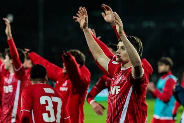 2 Soccer Bundesliga, Preußen Münster 1 FC Köln 22 11 2024 The players of 1 FC Köln celebrate the victory with the fans Eric Martel 1 FC Köln, 6 2 Soccer Bundesliga, Preußen Münster 1 FC Köln, Münster, Preussenstadion am 22 11 2024 DFL REGULATIONS PROHIBIT ANY USE OF PHOTOGRAPHS AS IMAGE SEQUENCES AND OR QUASI VIDEO Copyright: xBEAUTIFULxSPORTS Wunderlx