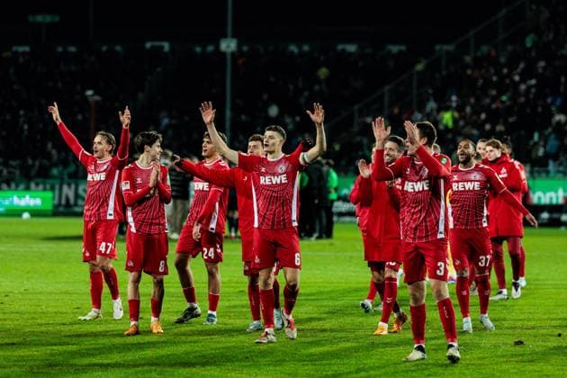 2 Soccer Bundesliga, Preußen Münster 1 FC Köln 22 11 2024 The players of 1 FC Köln celebrate the victory with the fans Eric Martel 1 FC Köln, 6 with captains armband 2 Soccer Bundesliga, Preußen Münster 1 FC Köln, Münster, Preussenstadion on 22 11 2024 DFL REGULATIONS PROHIBIT ANY USE OF PHOTOGRAPHS AS IMAGE SEQUENCES AND OR QUASI VIDEO Copyright: xBEAUTIFULxSPORTS Wunderlx