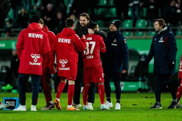 2 Soccer Bundesliga, Preußen Münster 1 FC Köln 22 11 2024 Thomas Kessler 1 FC Köln Head of the licensed player department hugs Linton Maina 1 FC Köln, 37 after the victory 2 Soccer Bundesliga, Preußen Münster 1 FC Köln, Münster, Preussenstadion on 22 11 2024 DFL REGULATIONS PROHIBIT ANY USE OF PHOTOGRAPHS AS IMAGE SEQUENCES AND OR QUASI VIDEO Copyright: xBEAUTIFULxSPORTS Wunderlx