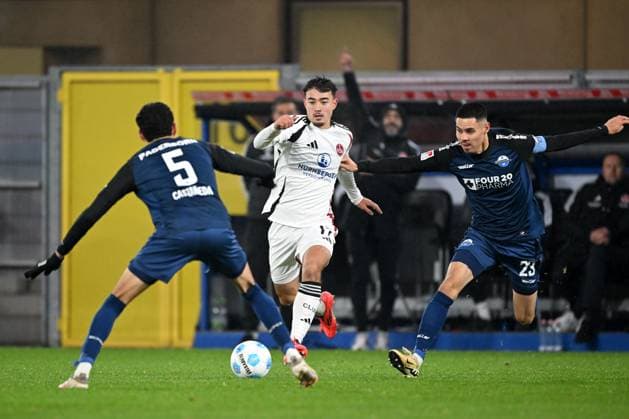 Paderborn, Home Deluxe Arena, 22 11 24, GER, Men, 2 Bundesliga, Season 2024 2025, SC Paderborn 07 1 FC Nuernberg Picture from left in duel Santiago CASTANEDA Paderborn , Jens CASTROP Nuernberg and Raphael OBERMAIR Paderborn Only for editorial use DFL regulations prohibit any use of photographs as image sequences and or quasi video NRW Germany