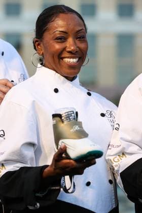Formula 1 2024: F1 Las Vegas Grand Prix - Bellagio Fountain Club NOV 22 November 22, 2024: Chef Nyesha Joyce Arrington holds a Shoey during the Bellagio Fountain Club open house during the F1 Las Vegas Grand Prix Fan Experience in Las Vegas, NV. Christopher Trim CSM. (Credit Image: Â Christopher Trim Cal Media) Las Vegas Nevada United States of America EDITORIAL USE ONLY Copyright: xx ZUMA-20241122_zma_c04_120.jpg ChristopherxTrimx csmphotothree323315
