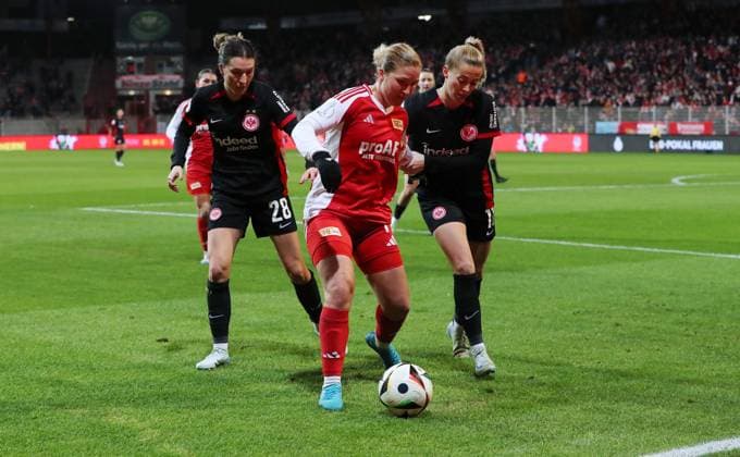Barbara Dunst, Dina Orschmann on the ball, Nina Lührßen duel Match scene Action Sport Football Soccer Women Women DFB Cup Round of 16 Season 2024 2025 22 11 2024 1 FC Union Berlin vs SG Eintracht Frankfurt SGE DFL regulations prohibit any use of photographs as image sequences and or quasi video