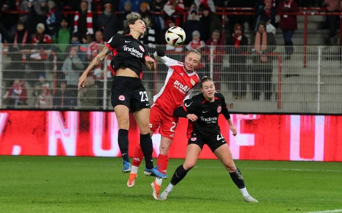 Sara Doorsoun, Pia Metzner, Nadine Riesen Duel Match Scene Action Sport Football Soccer Women Women DFB Cup Round of 16 Season 2024 2025 22 11 2024 1 FC Union Berlin vs SG Eintracht Frankfurt SGE DFL regulations prohibit any use of photographs as image sequences and or quasi video