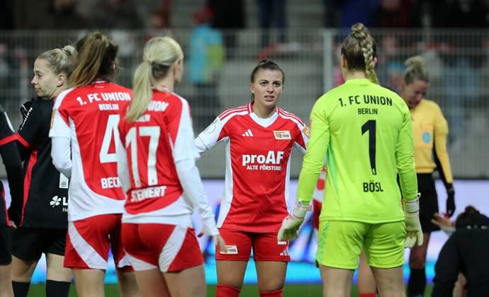 Center Korina Janez talks to Marie Becker, Judith Steinert, goalkeeper Cara Bösl Action upper body Sports Football Soccer Women Women DFB Cup Round of 16 Season 2024 2025 22 11 2024 1 FC Union Berlin vs SG Eintracht Frankfurt SGE DFL regulations prohibit any use of photographs as image sequences and or quasi video