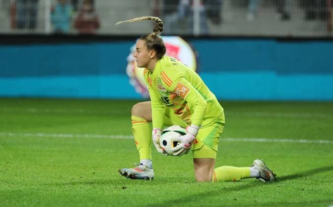Goalkeeper Cara Bösl on the ball Single image Crop action Sport Football Soccer Women Women DFB Cup Round of 16 Season 2024 2025 22 11 2024 1 FC Union Berlin vs SG Eintracht Frankfurt SGE DFL regulations prohibit any use of photographs as image sequences and or quasi video
