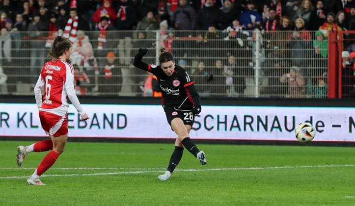 Celine Frank, Barbara Dunst scores the goal for 0 2 duel Match scene Action Sport Football Soccer Women Women DFB Cup Round of 16 Season 2024 2025 22 11 2024 1 FC Union Berlin vs SG Eintracht Frankfurt SGE DFL regulations prohibit any use of photographs as image sequences and or quasi video
