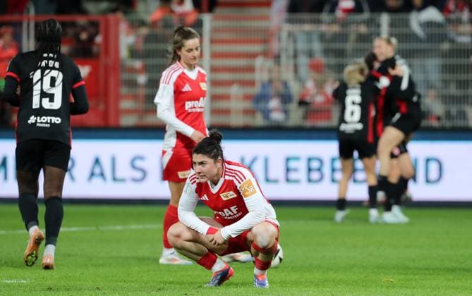 Celine Frank, Eleni Markou disappointed after the end of the game, behind them cheering Frankfurt women disappointment Sport Football Soccer Women Women DFB Cup Round of 16 Season 2024 2025 22 11 2024 1 FC Union Berlin vs SG Eintracht Frankfurt SGE DFL regulations prohibit any use of photographs as image sequences and or quasi video