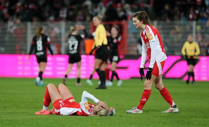 Judith Steinert, Marie Becker disappointed after the end of the match, Frankfurt women cheering behind them Disappointment Sport Football Soccer Women Womens DFB Cup Round of 16 Season 2024 2025 22 11 2024 1 FC Union Berlin vs SG Eintracht Frankfurt SGE DFL regulations prohibit any use of photographs as image sequences and or quasi video