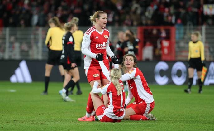 Dina Orschmann, Judith Steinert, Marie Becker disappointed after the end of the game, behind them cheering Frankfurt women Disappointment Sport Football Soccer Soccer Women Women DFB Cup Round of 16 Season 2024 2025 22 11 2024 1 FC Union Berlin vs SG Eintracht Frankfurt SGE DFL regulations prohibit any use of photographs as image sequences and or quasi video