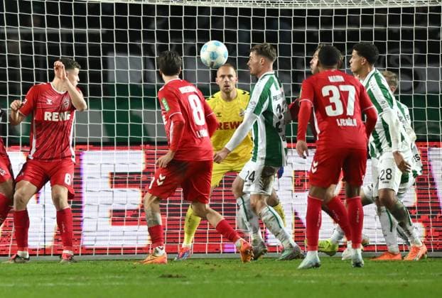 Niko Koulis Preußen Münster , mi , fixes the ball, behind goalkeeper Marvin Schwäbe 1 FC Koeln 22 11 2024, Soccer 2 Bundesliga, Matchday 13, Season 2024 2025 Preußen Münster 1 FC Köln 0 1 Muenster Preussenstadion Nordrhein Westfalen Germany Team2