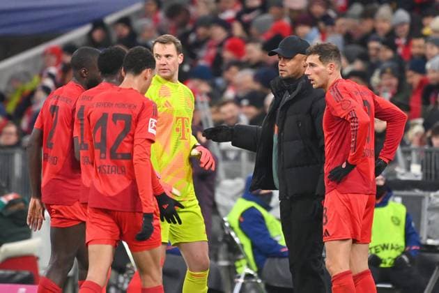 Coach Vincent KOMPANY Bayern Muenchen with right Leon GORETZKA Bayern Muenchen , left Manuel NEUER Goalkeeper Bayern Muenchen , Jamal MUSIALA Bayern Muenchen , Alphonso DAVIES Bayern Muenchen , Dayot UPAMECANO Bayern Muenchen , Gestures,gives instructions Football 1 Bundesliga Season 2024 2025, 11 Matchday, Matchday11 FC Bayern Muenchen FC Augsburg 3 0 on 22 11 2024, A L L I A N Z A R E N A