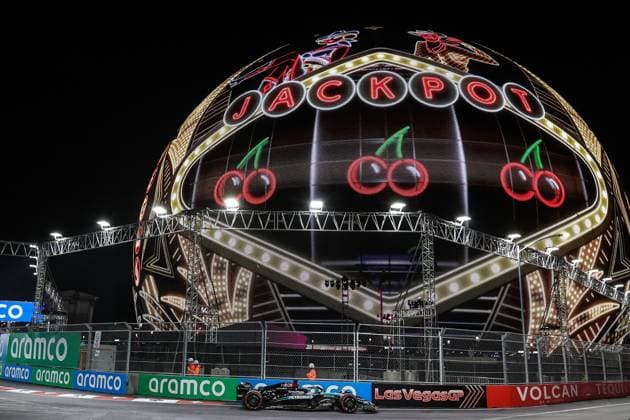 Formula 1 2024: F1 Las Vegas Grand Prix - Qualifying NOV 22 November 22, 2024: Mercedes-AMG Petronas F1 Team driver George Russell (63) drives past the sphere during qualifying at the F1 Las Vegas Grand Prix in Las Vegas, NV. Christopher Trim CSM. (Credit Image: Â Christopher Trim Cal Media) Las Vegas Nevada United States of America EDITORIAL USE ONLY Copyright: xx ZUMA-20241122_zma_c04_321.jpg ChristopherxTrimx csmphotothree323524
