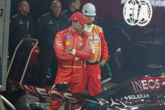 Carlos Sainz jr Scuderia Ferrari HP looks at the car of George Russell Mercedes AMG, Las Vegas Grand Prix, Motorsport, Men, Formula 1, Qualifying, 22 11 2024 Las Vegas Nevada USA Copyright: xkolbert-press ChristianxKolbertx
