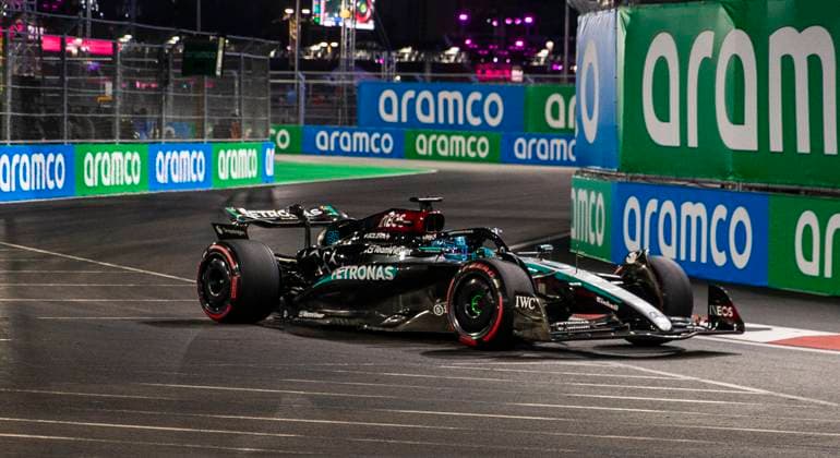 November 22 2024 Las Vegas NV, USA Mercedes AMG Petronas Motorsport driver George Russell (63) of Team United Kingdom coming out of the T mobile zone at the Sphere during the Formula 1 Heineken Sliver Las Vegas Grand Prix P3 in Las Vegas, NV CSM Las Vegas USA - ZUMAc04_ 20241122_zma_c04_355 Copyright: xThurmanxJamesx