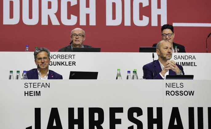 23 11 2024 Football season 2024 2025 2 Football Bundesliga General Meeting Annual General Meeting AGM 2024 Sportfoto Zink DaMa xdaxmax Stefan Heim Chief Financial Officer for Accounting Controlling and Financial Accounting 1 FC Nürnberg FCN Norbert Gunkler Member of the Supervisory Board 1 FC Nürnberg FCN Niels Rossow Chief Strategy Officer Marketing 1 FC Nürnberg FCN Sandra Hummel Member of the Supervisory Board 1 FC Nürnberg FCN