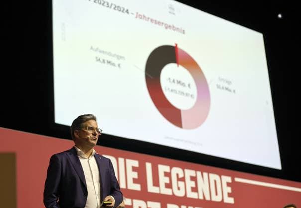 23 11 2024 Football season 2024 2025 2 Football Bundesliga General Meeting Annual General Meeting AGM 2024 Sports photo Zink DaMa xdaxmax Stefan Heim Chief Financial Officer for Accounting Controlling and Financial Accounting 1 FC Nuremberg FCN explains the annual result of EUR 1.4 million to members