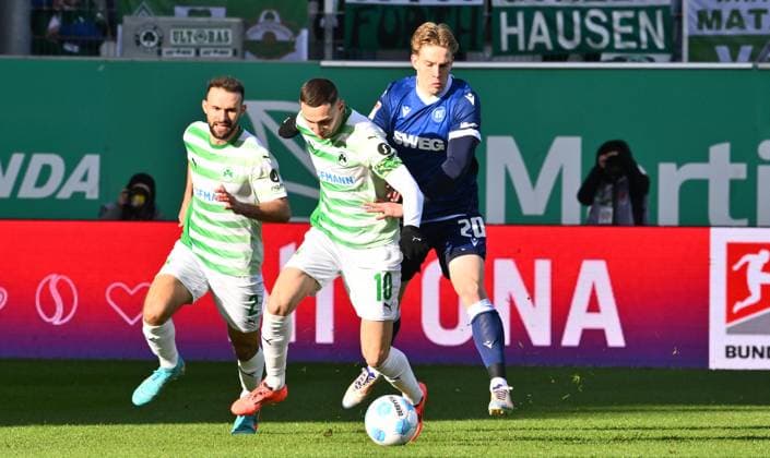 23 11 2024 Soccer season 2024 2025 2 Soccer Bundesliga 13 Matchday SpVgg Greuther Fürth Kleeblatt Karlsruher SC KSC Karlsruhe Sportfoto Zink xwoxzix DFL regulations prohibit any use of photographs as image sequences and or quasi video only for editorial use Simon Asta 2, SpVgg Greuther Fürth Branimir Hrgota 10, SpVgg Greuther Fürth David Herold 20, Karlsruher SC KSC