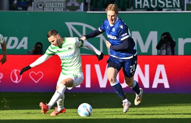 23 11 2024 Soccer Season 2024 2025 2 Soccer Bundesliga 13 Matchday SpVgg Greuther Fürth Kleeblatt Karlsruher SC KSC Karlsruhe Sportfoto Zink xwoxzix DFL regulations prohibit any use of photographs as image sequences and or quasi video only for editorial use Branimir Hrgota 10, SpVgg Greuther Fürth David Herold 20, Karlsruher SC KSC