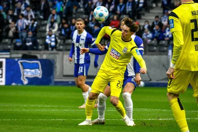 23 11 2024, xlakx, Fußball 2 Bundesliga, Hertha BSC Berlin SSV Ulm 1846 emspor, v l Max Brandt SSV Ulm 1846 23 ,Michael Cuisance Hertha BSC 27 ,Zweikampf, Duell, Kampf, tackle DFL DFB REGULATIONS PROHIBIT ANY USE OF PHOTOGRAPHS as IMAGE SEQUENCES and or QUASI VIDEO Daniel Lakomski Jan Huebner Berlin Daniel Lakomski