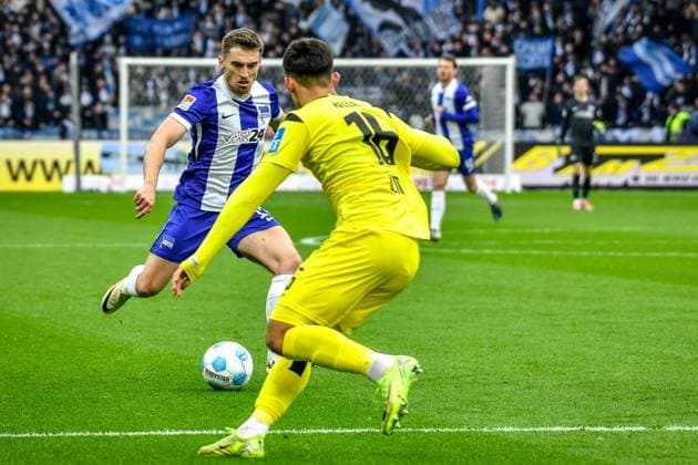 23 11 2024, xlakx, Soccer 2 Bundesliga, Hertha BSC Berlin SSV Ulm 1846 emspor, v l Jonjoe Kenny Hertha BSC 16 ,Aaron Keller SSV Ulm 1846 16 ,duel, duel, fight, tackle DFL DFB REGULATIONS PROHIBIT ANY USE OF PHOTOGRAPHS as IMAGE SEQUENCES and or QUASI VIDEO Daniel Lakomski Jan Huebner Berlin Daniel Lakomski